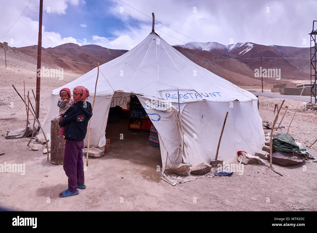 La mère et l'enfant à l'extérieur tente cafe dans les montagnes du Ladakh Banque D'Images