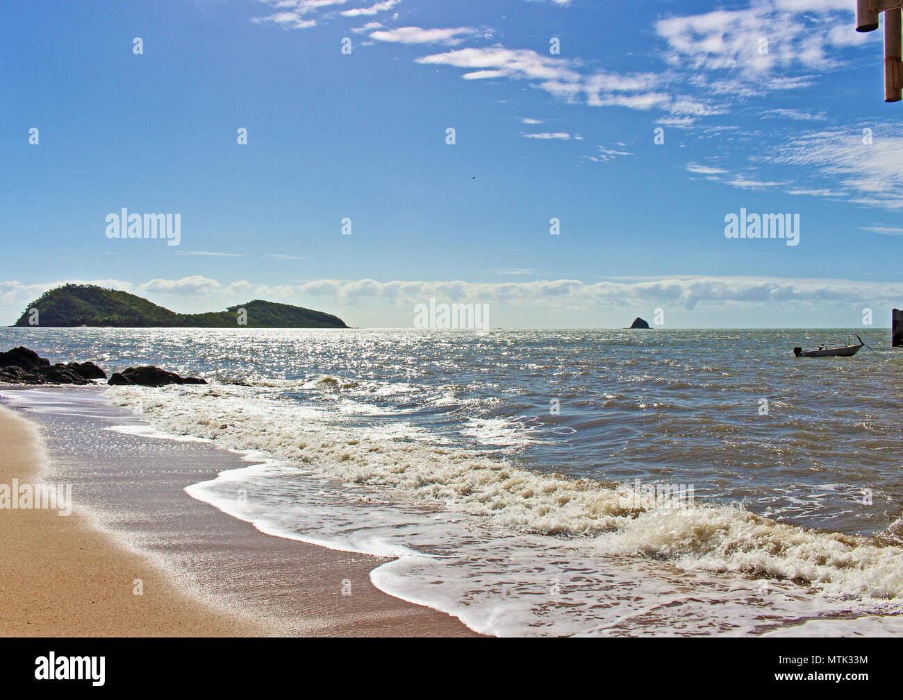 Palm Cove beach, extrémité supérieure mais balayées par journée ensoleillée vue de la jetée de l'île double et du Scoutisme Hat Island Banque D'Images