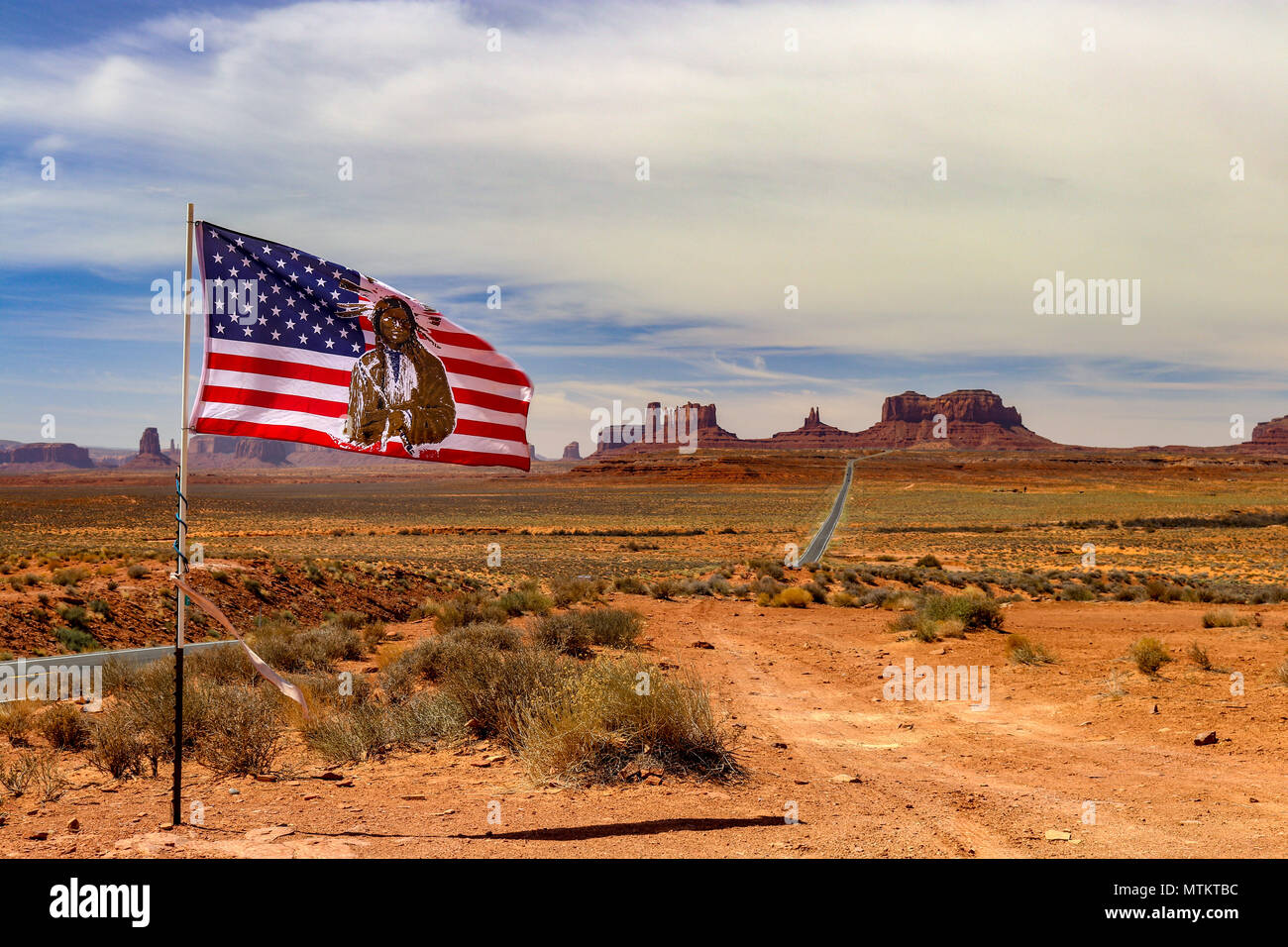 Cette photo d'un drapeau américain Navajo ondule au-dessus de la célèbre Highway 163 voyages vers Monument Valley Banque D'Images