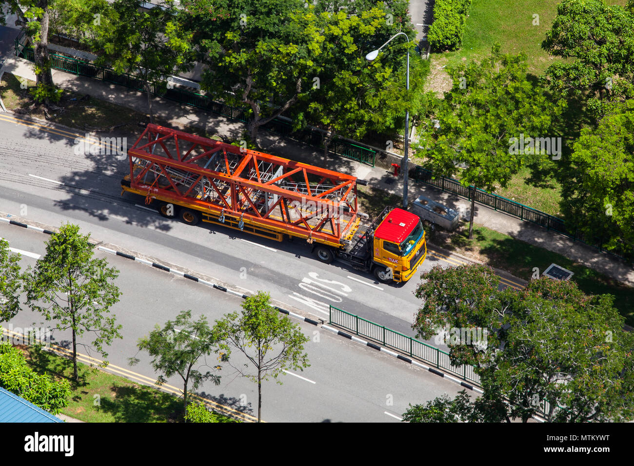 Une remorque lourde véhicule transporte une grue a tour sur la route à partir d'un point de vue aérienne. Banque D'Images