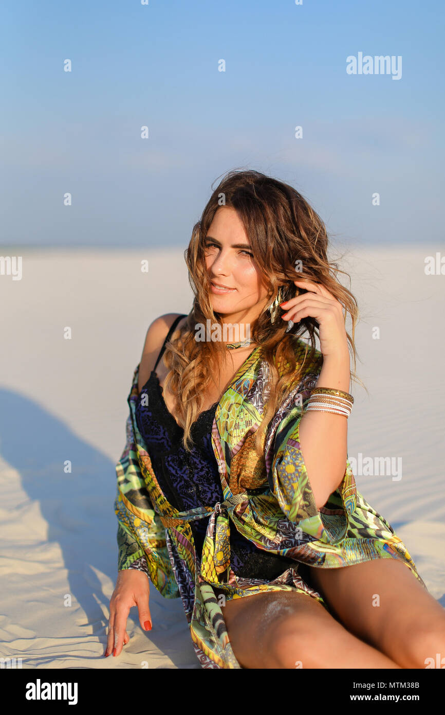 Young Caucasian Portant Robe De Plage Verte Et Assis Sur Le