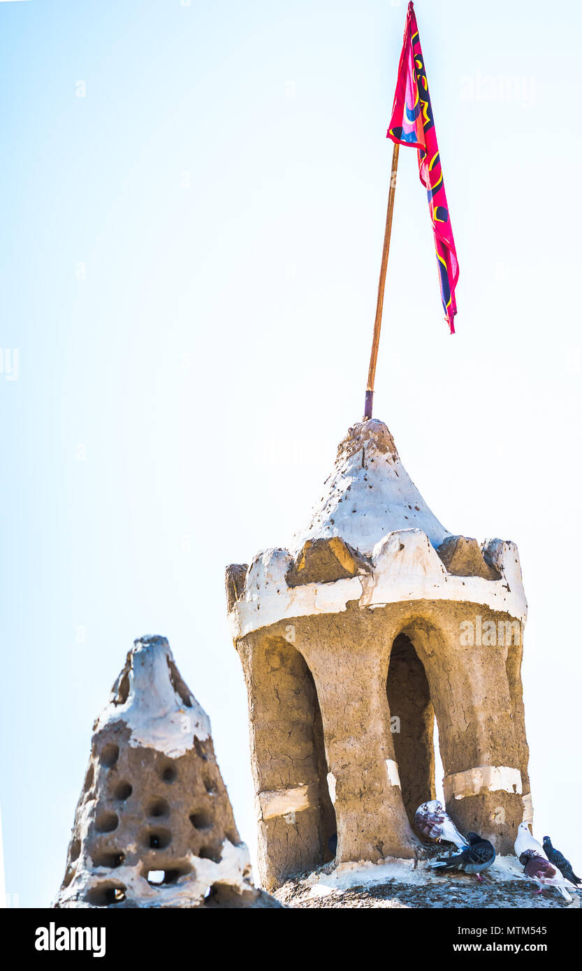 Vue sur Tour avec drapeau par Varzaneh en Iran Banque D'Images