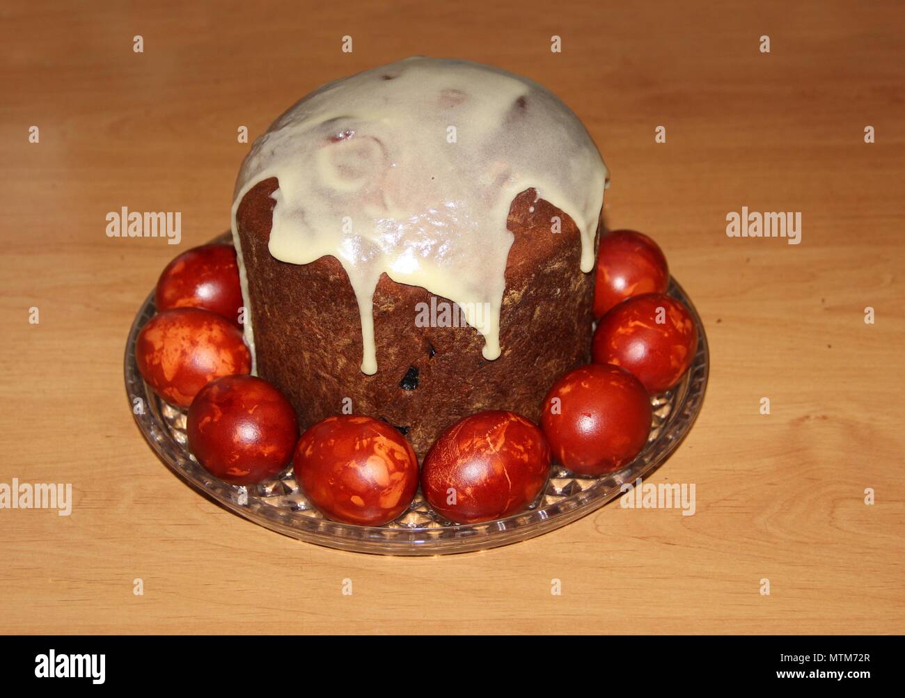 Gâteau de Pâques sur le plat transparent entouré d'oeufs de Pâques. Banque D'Images