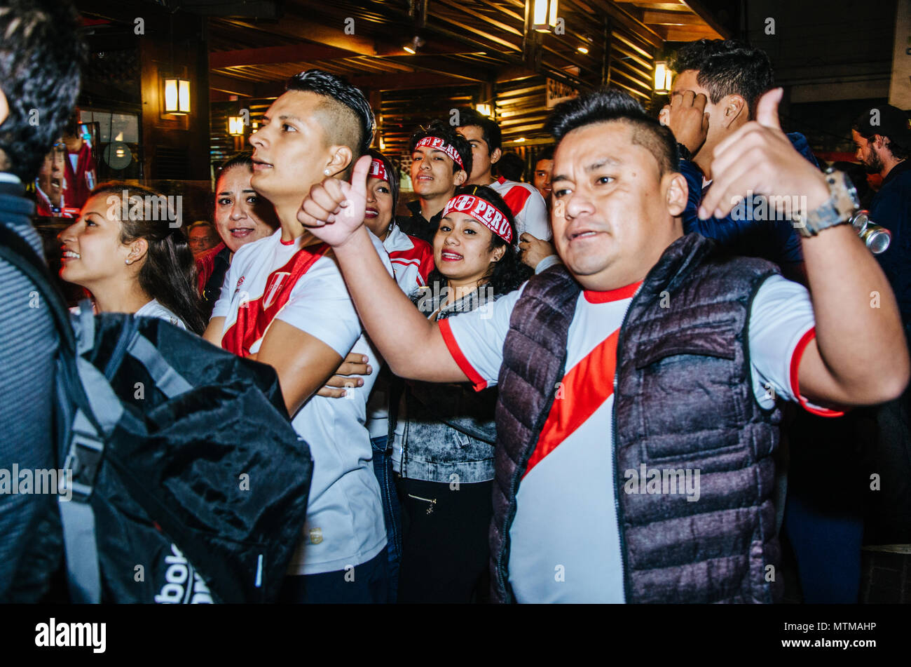 LIMA, PÉROU - 29 MAI 2018 : Pérou : match amical contre l'Ecosse. Fans péruviens encourager et célébrer le jour du match dans les rues de Mi Banque D'Images