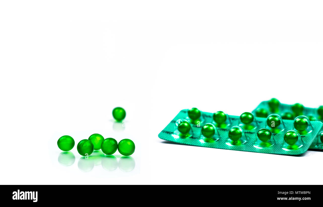 Capsule molle de rond vert comprimés isolé sur fond blanc avec l'exemplaire de l'espace. La médecine ayurvédique pour l'indigestion, du gaz et de l'acidité. Phytothérapie faites Banque D'Images