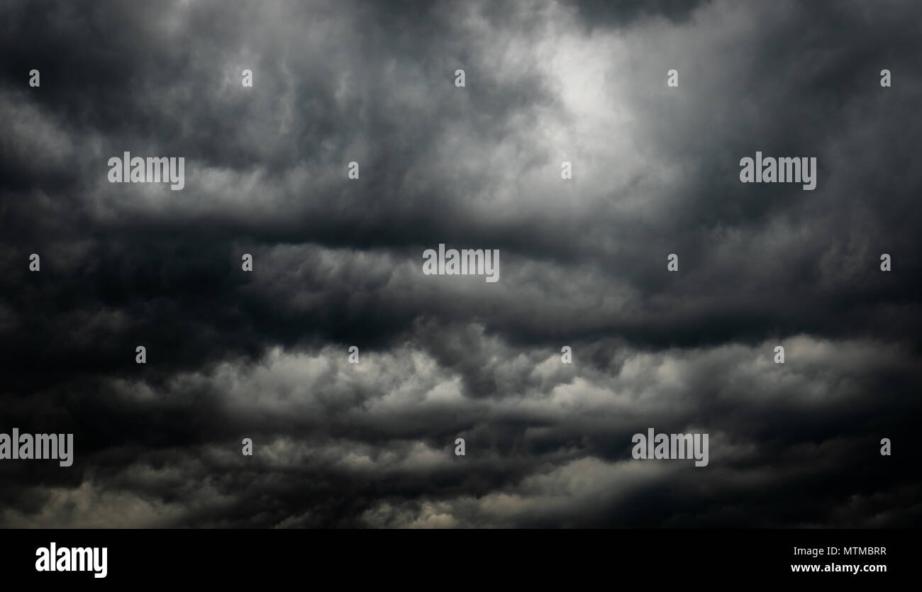 Sombre dramatique Ciel et nuages. Fond de ciel nuageux. Ciel noir avant l'orage et la pluie. Arrière-plan de la mort, triste, le travail de deuil ou de dépression. Banque D'Images