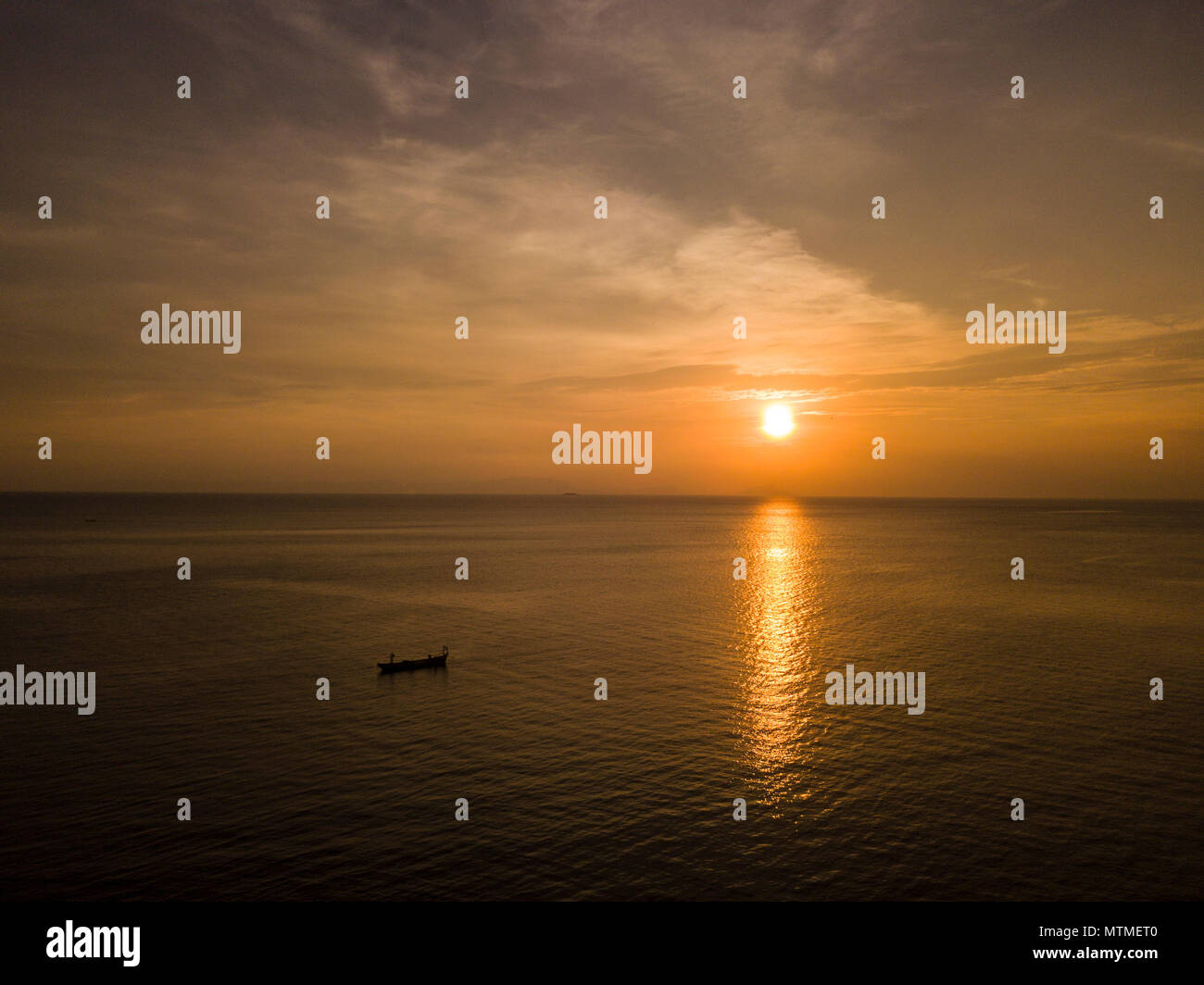 Coucher du soleil naturel le lever du soleil sur le champ ou pré. Ciel dramatique lumineux et sombre au sol. Paysage de campagne pittoresque sous Banque D'Images