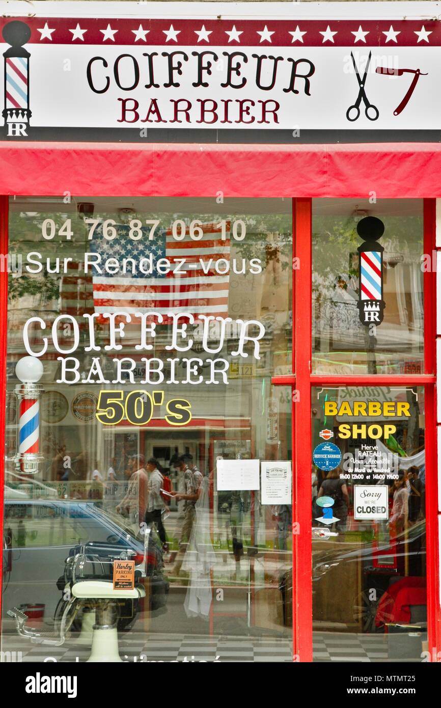 Salon De Coiffure Avec Un Americain Usa D Une Decoration Et D Un Vieux Signe Renouvellement Des Barbiers En France Grace A Une Clientele De Personnes Branchees Grenoble Isere Photo Stock Alamy