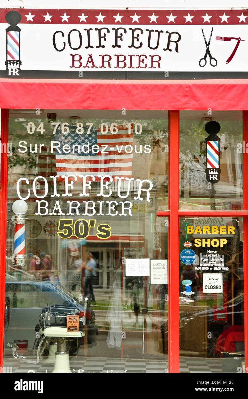 Salon de coiffure avec un Américain, USA, d'une décoration et d'un vieux  signe. Renouvellement des barbiers en France grâce à une clientèle de  personnes branchées. Grenoble, Isère Photo Stock - Alamy