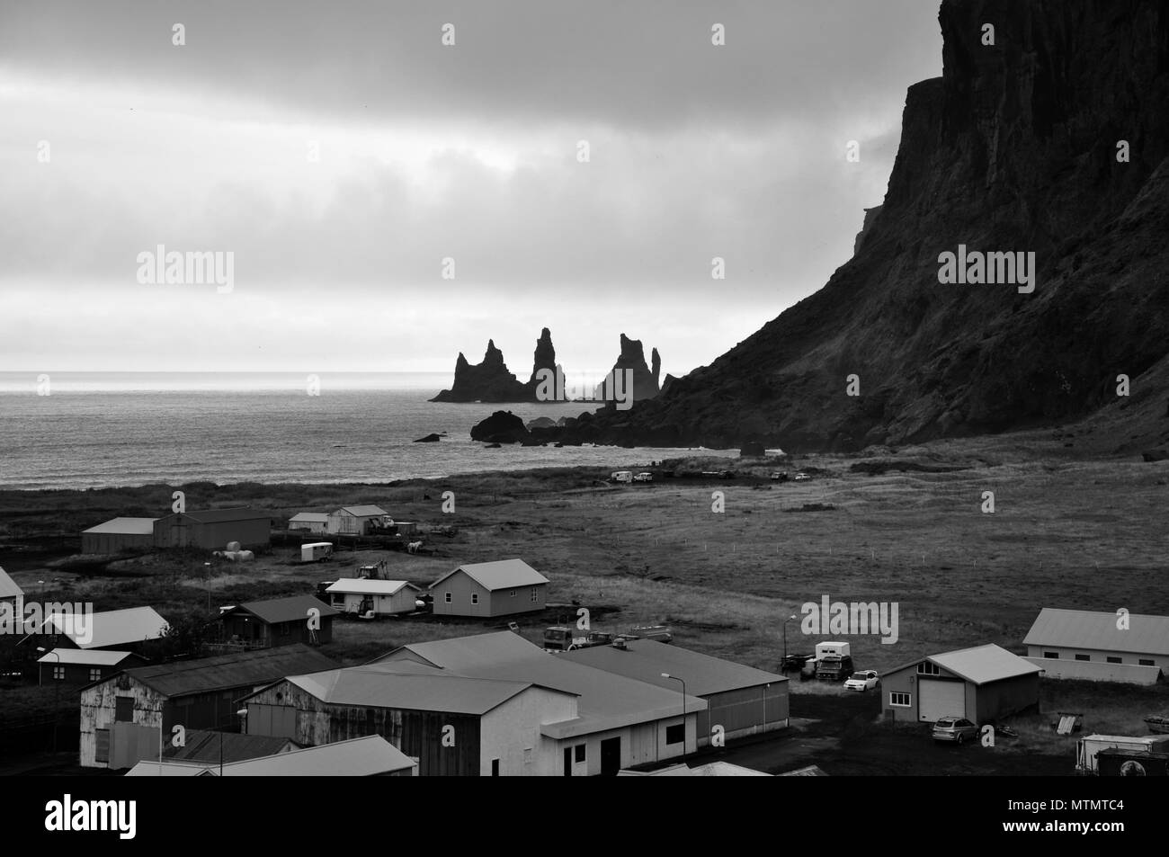 Vík í Mýrdal en noir et blanc, de l'Islande Banque D'Images