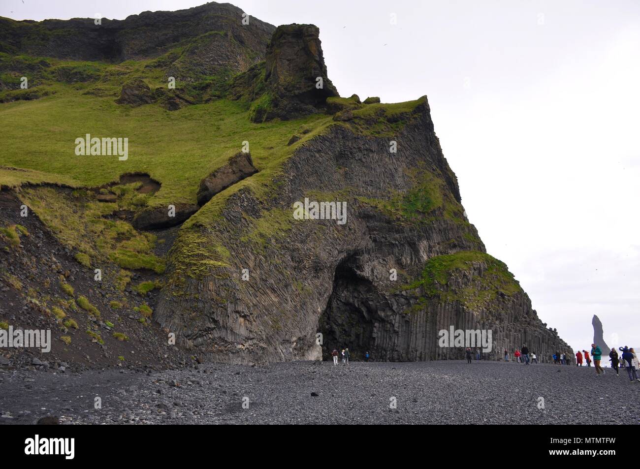 Caverne sur la plage de sable noir, Vik, Islande Banque D'Images