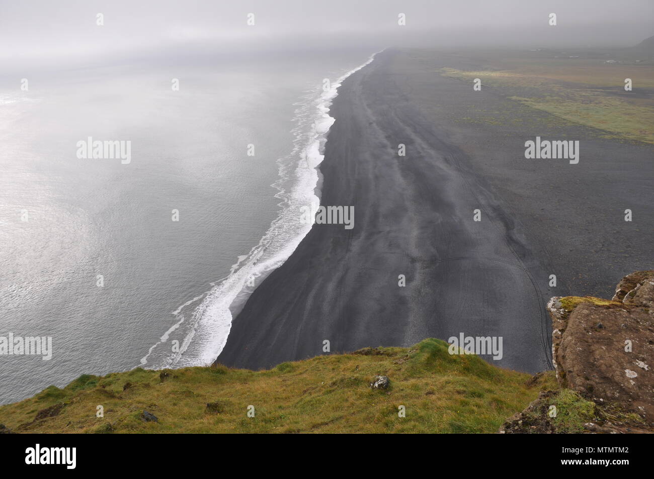 Vue panoramique de la plage de sable noir, Vik, Islande Banque D'Images