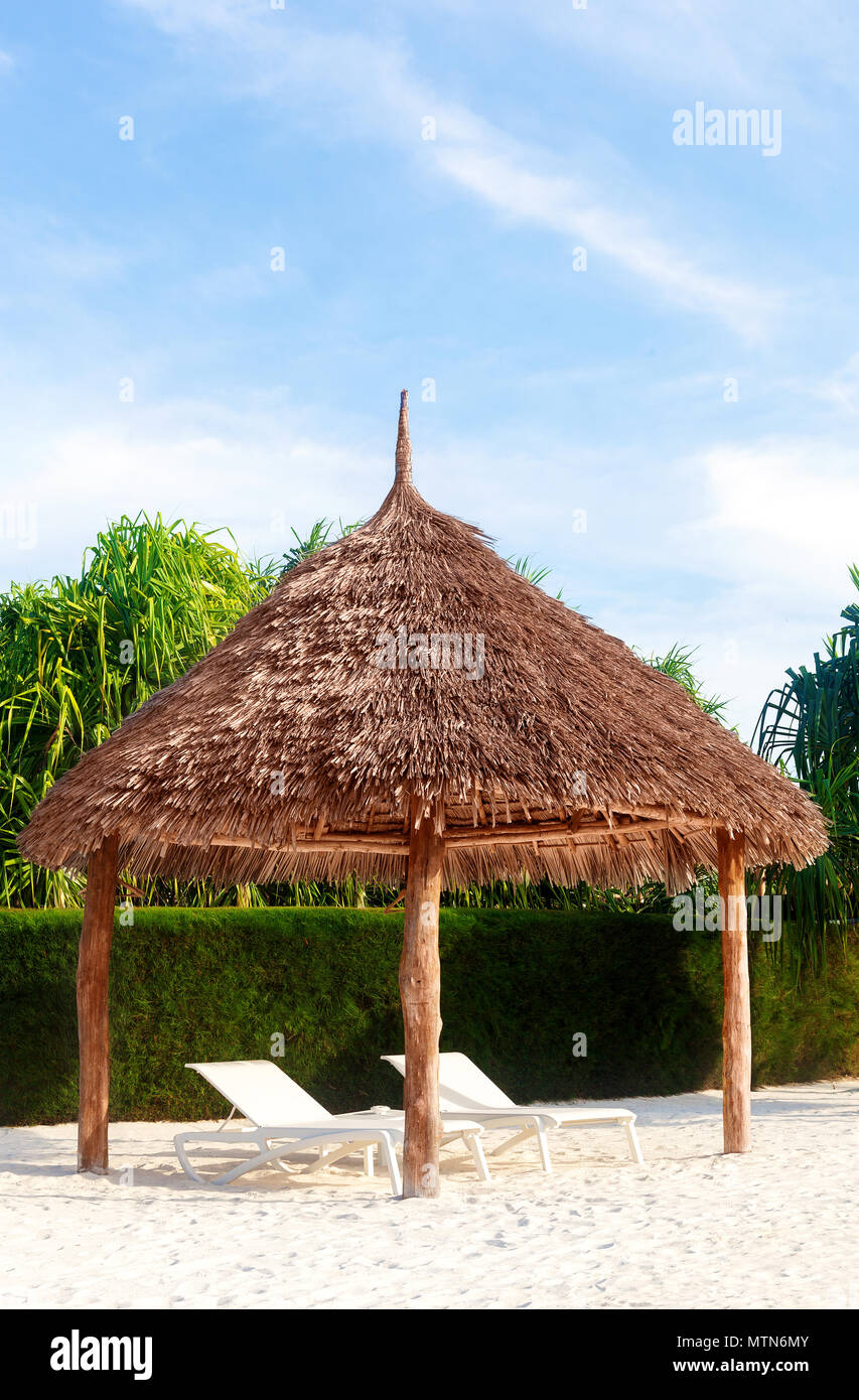 Cabane de plage avec transats sur plage de sable blanc. Locations de luxe. Banque D'Images