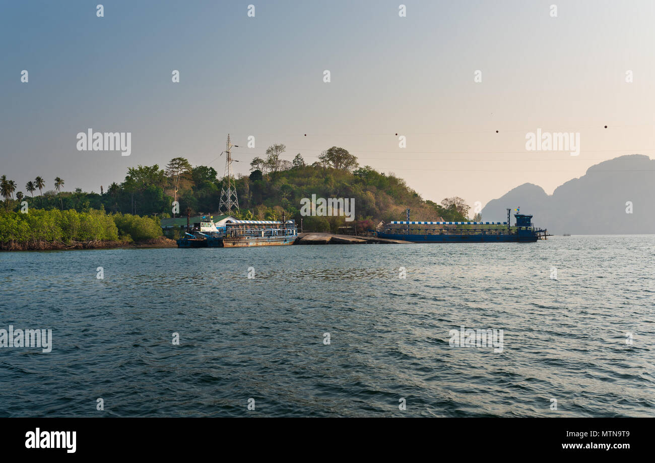 Koh Lanta, Thaïlande, les navires de transport de fret Banque D'Images