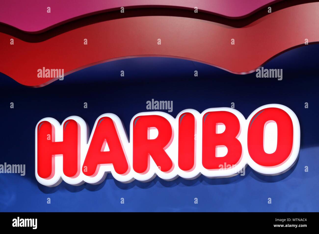 Villefontaine, France - 24 mai 2018 : Haribo logo sur un mur. Haribo est une entreprise de confiserie allemande, fondée en 1920 Banque D'Images