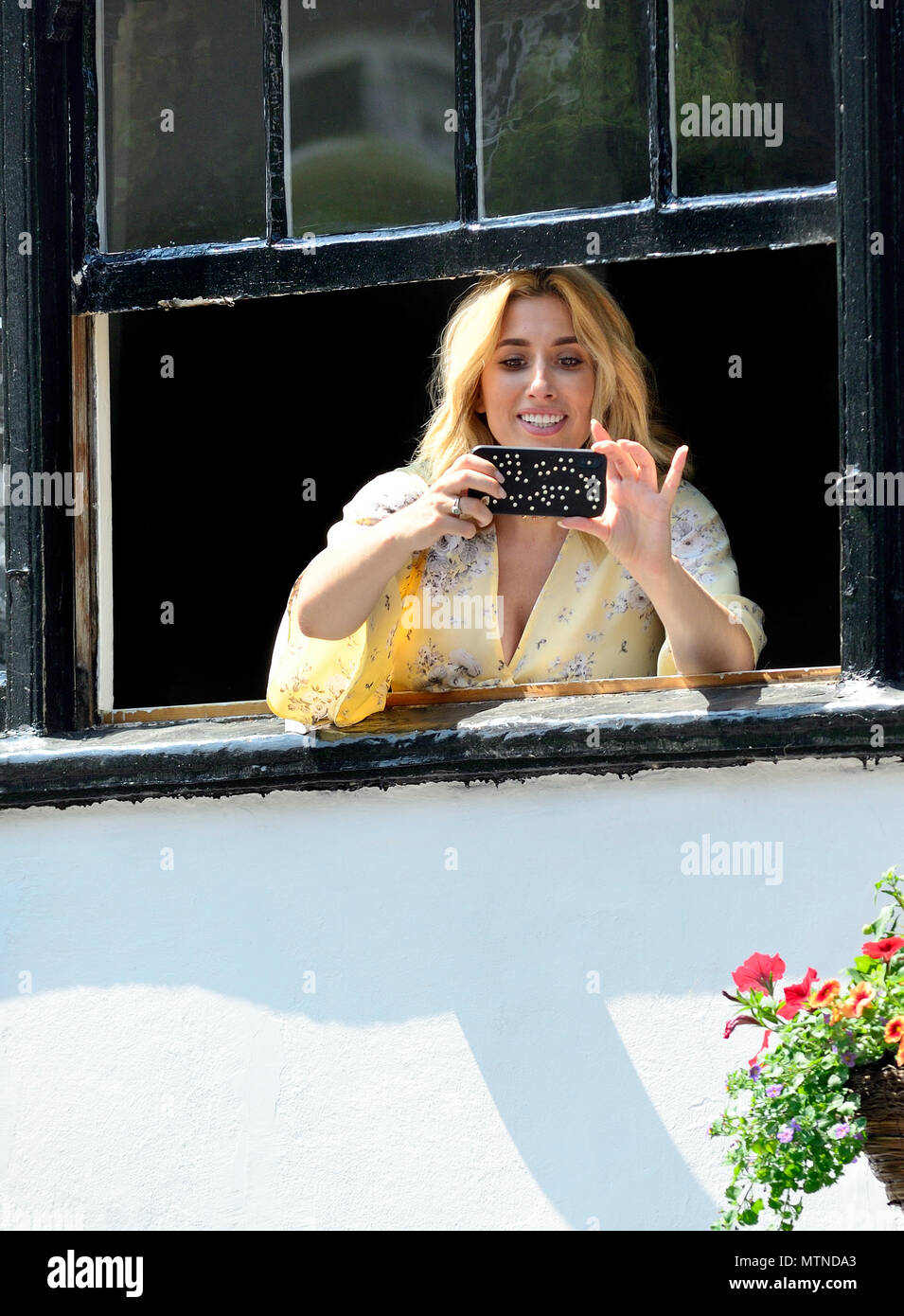Stacey Solomon - chanteur et présentateur de télévision - en village, Kent, la présentation de la course de canards Village lâche pour ITV's Loose women, Banque Hol Banque D'Images