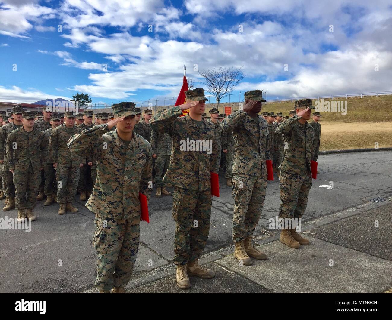 Quatre Marines américains reçoivent des médailles au cours de réalisation de la Marine une formation du bataillon le 9 janvier 2017, à bord du centre de formation interarmes, Japon, Fuji Camp pour leur réponse instinctive lorsqu'un véhicule avec cinq passagers est passé de la cinquième histoire d'un garage de stationnement à Yokosuka, une ville dans la grande région de Tokyo, le 31 décembre 2016. Une fois que les Marines sont arrivés sur scène, le groupe a retourné la voiture pour déposer les passagers japonais avant l'arrivée des services médicaux d'urgence. Les fusiliers marins sont affectés au 3e bataillon du 1er Régiment de Marines et de l'avant-déployé à la 3e Division de marines, Marine III Banque D'Images