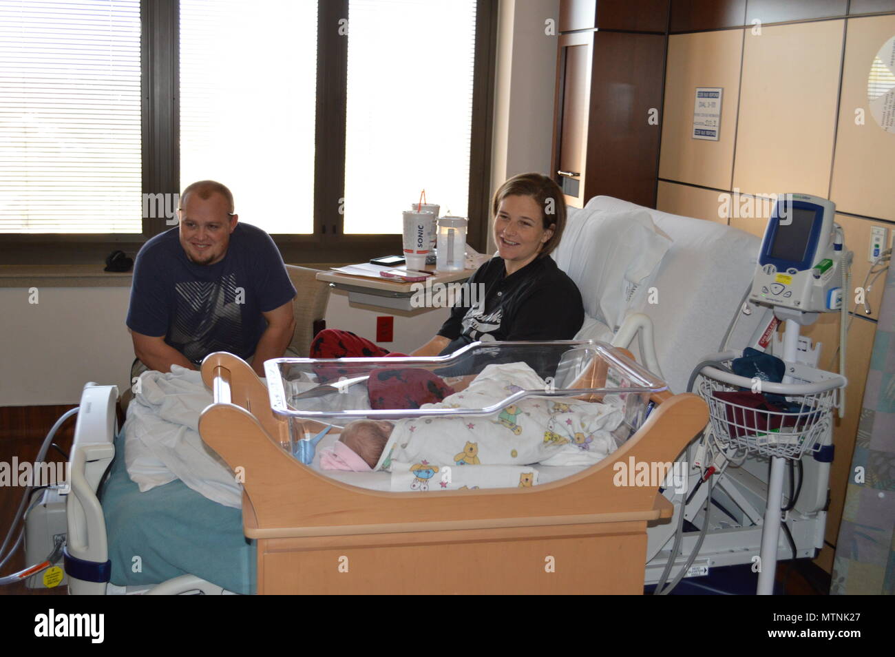 Le sergent de l'armée américaine. Tiffany Curtis, 7210 Groupe de soutien médical, Fort Sam Houston, Texas, et mari Justin Curtis, sont les heureux parents du premier bébé né à Brooke Army Medical Center, Janvier 1, 2017. Herserange Curtis est né à 7 h 22, pesant 6 livres, 13 onces et 20 1/2 pouces de long. (U.S. Photo de l'Armée de Robert A. Whetstone/libérés) Banque D'Images