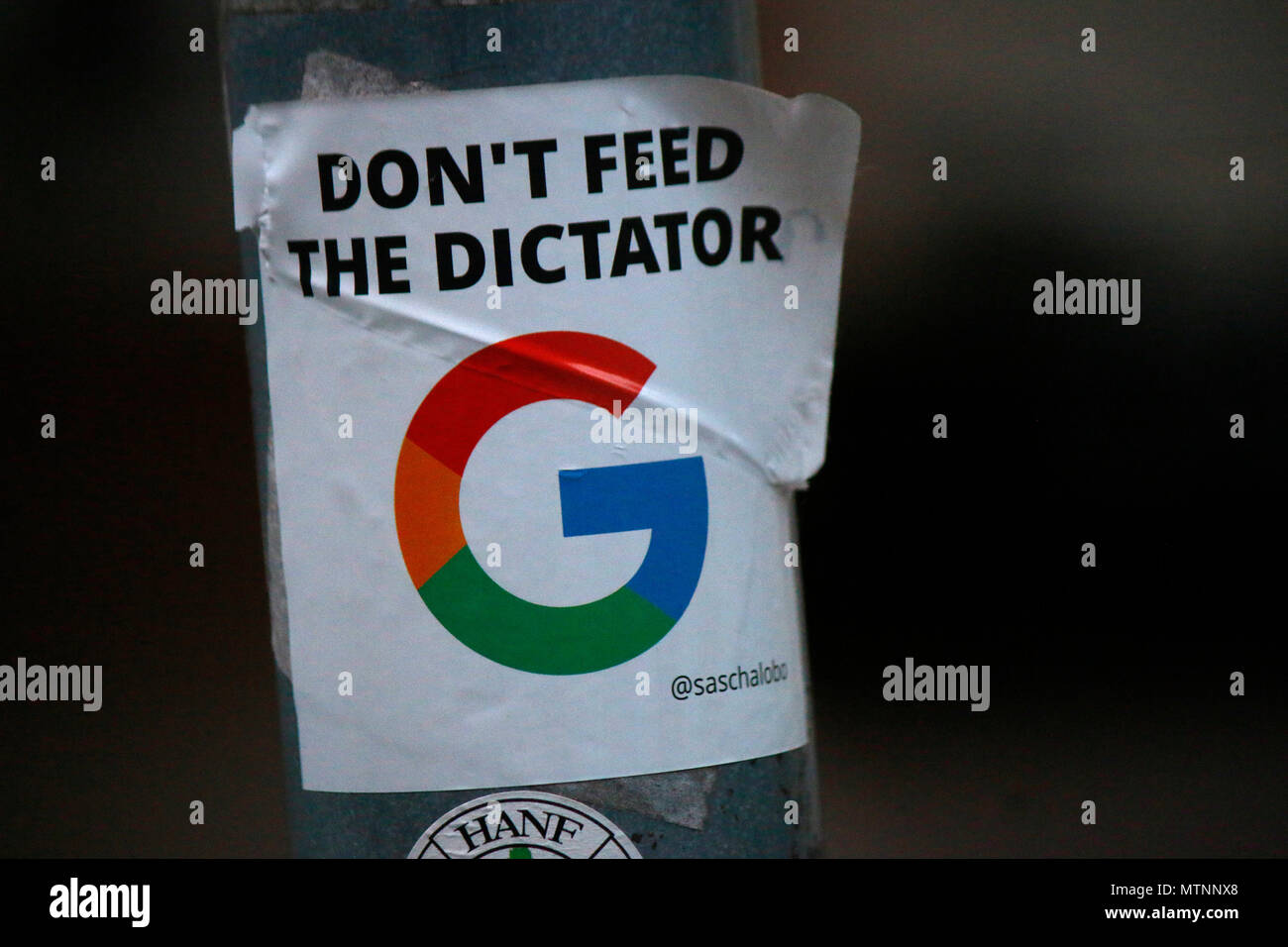 Logo Aufkleber mit dem von 'Google' und dem Slogan ont nourrir le dictateur", Berlin. Banque D'Images