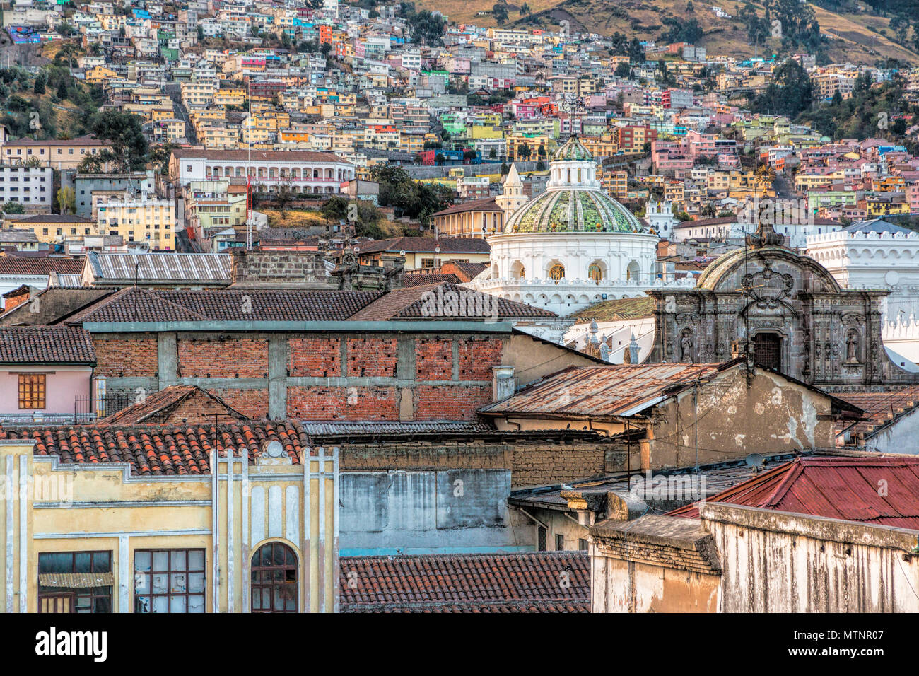 Quito, capitale la plus haute altitude au monde, est connue pour son architecture traditionnelle et riche histoire culturelle. Banque D'Images