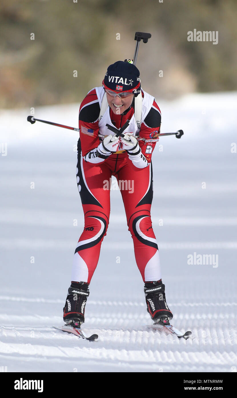 Le capitaine Barb Blanke, affecté à la Garde nationale, de l'Utah et un membre de son équipe de biathlon ski et tire vers une première place à la Garde nationale de la région de l'ouest de biathlon à Casper Mountain Club de Biathlon dans Casper, Wyoming 12 janvier. Les biathlètes de la Garde nationale de neuf États ont participé à la première des deux courses à la compétition menant à la Garde nationale championnat. La course de sprint a été remporté par Travis Cooper de l'équipe de la Garde nationale de l'Alaska. Les équipes seront en compétition dans la course-poursuite Jan 14. La Garde nationale du Wyoming (photo par le Sgt. 1re classe Jimmy McGuire) Banque D'Images