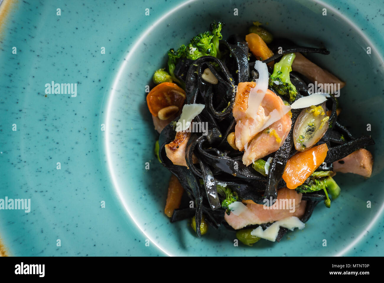 Les pâtes Spaghetti noir de l'Encre de Seiche avec le saumon et les légumes  Photo Stock - Alamy