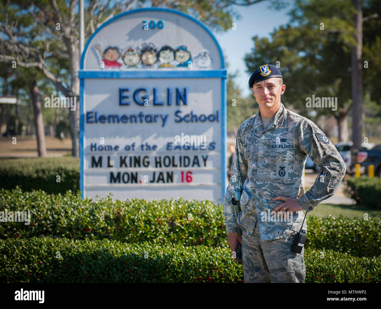 Le s.. Justin Hogg, 96e Escadron des Forces de sécurité, est la nouvelle de  l'agent des ressources de l'école élémentaire d'Eglin le 13 janvier à la  base aérienne d'Eglin, en Floride, il