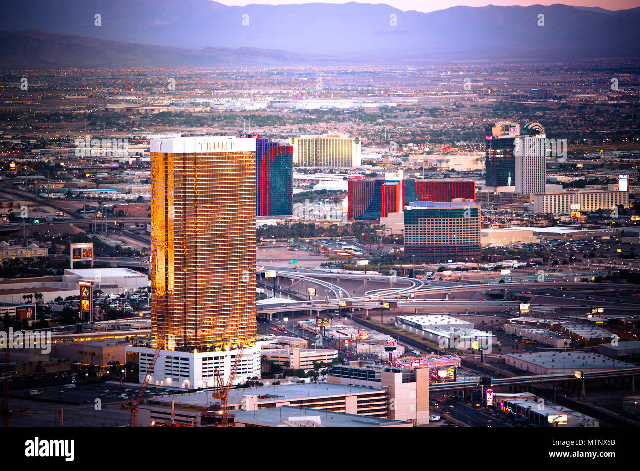 LAS VEGAS, NEVADA - 15 MAI 2018 : voir le monde du célèbre Las Vegas vu du dessus avec de nombreux hôtels de luxe resort casino en vue. Banque D'Images