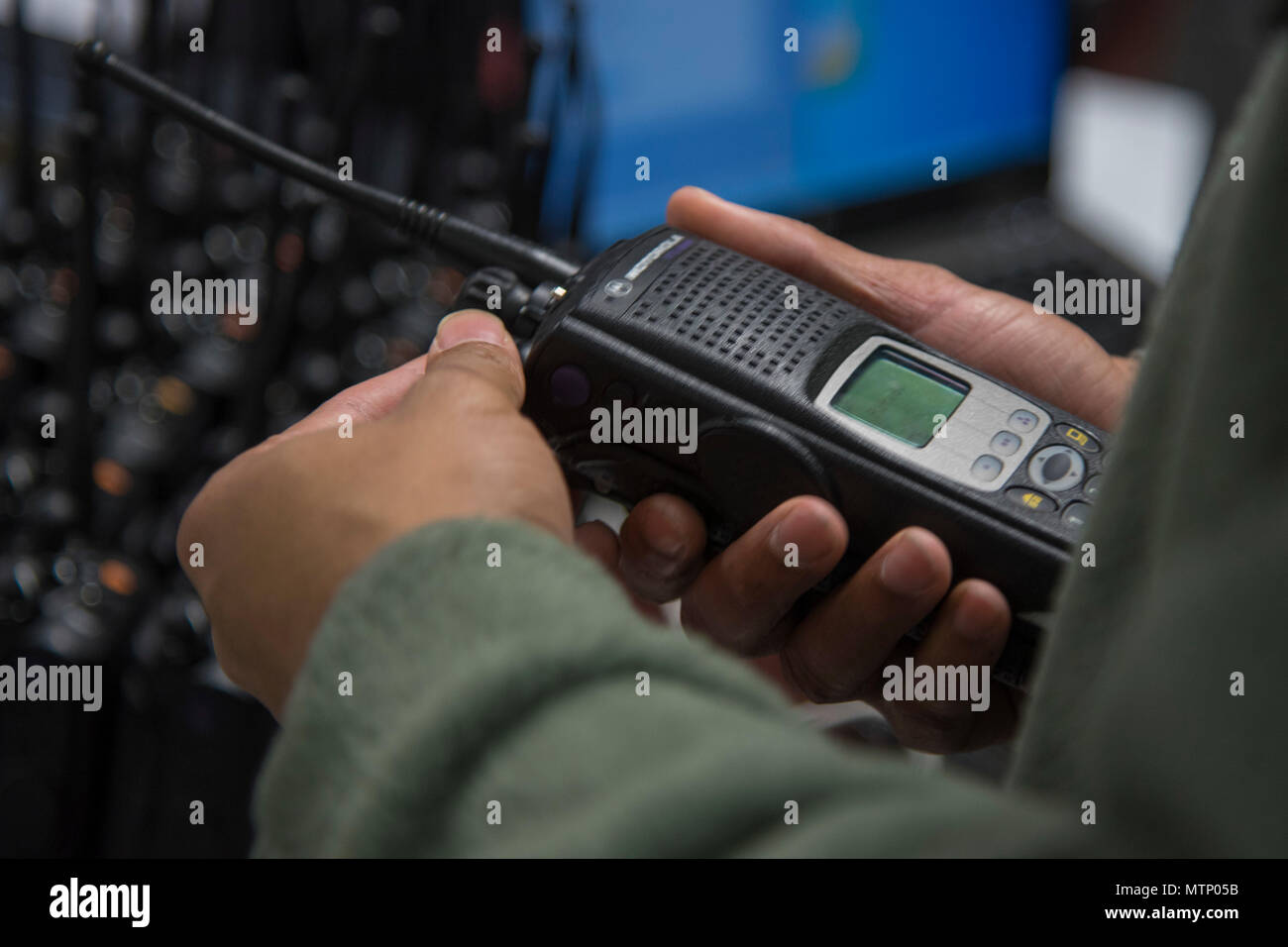744Th Escadron des communications d'un système de transmission radio  fréquence inspecte un technicien radio mobile terrestre sur Joint Base  Andrews, dans le Maryland, le 11 janvier 2017. Environ 200 RLM ont été
