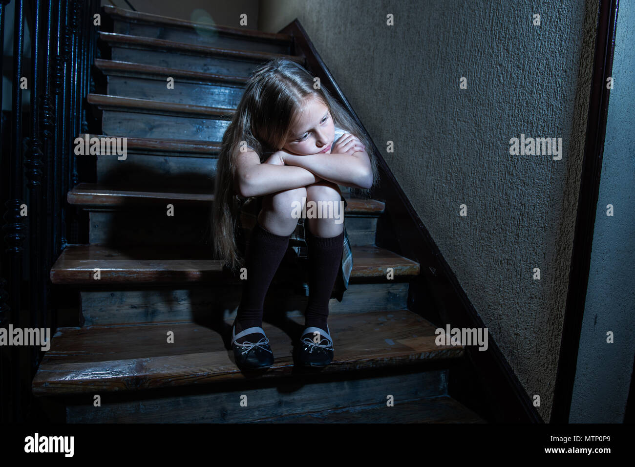 Triste Deprime Malheureux Lyceenne Souffrant De L Intimidation Et L Abus Le Sentiment De Solitude Et De Desespoir Assis Sur Les Escaliers De Lumiere Sombre L Isolement De L Ecole Photo Stock Alamy
