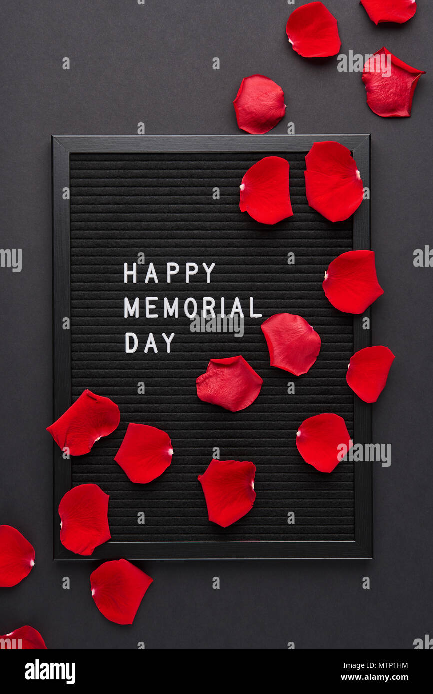 Letterboard Noir Avec Des Lettres En Plastique Blanc Avec Citation Happy Valentines Day Et Des Petales De Rose Sur Fond Noir Photo Stock Alamy