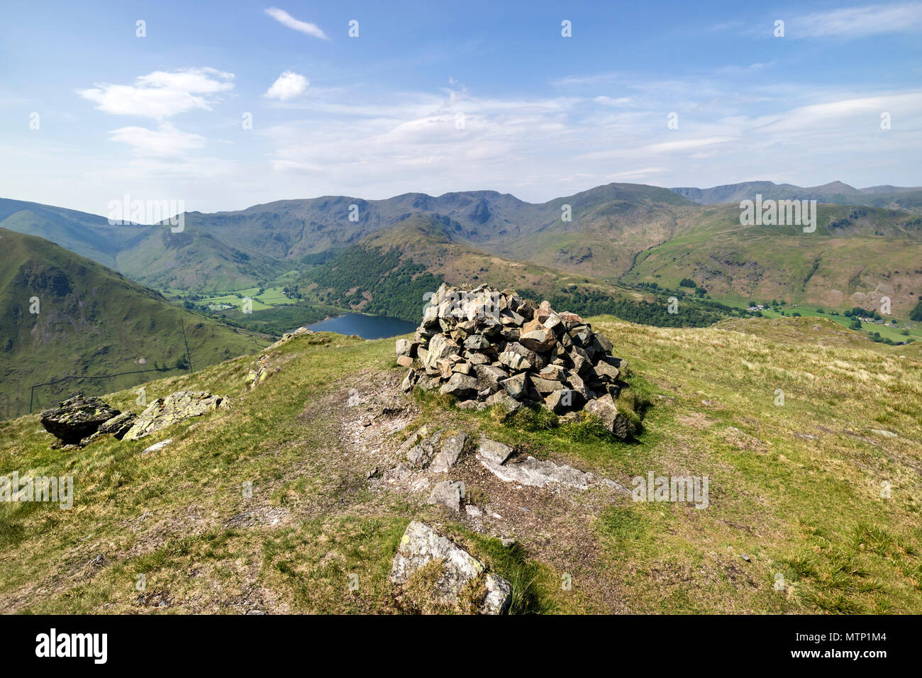 Le Cairn du sommet des rochers de Brock avec la vue vers l'eau, les Frères Colombe Crag et Fairfield, Lake District, Cumbria (Royaume-Uni). Banque D'Images