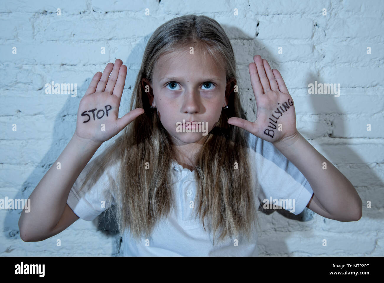 Beaux jeunes désespérés et peur peu lycéenne montrant le texte mettre