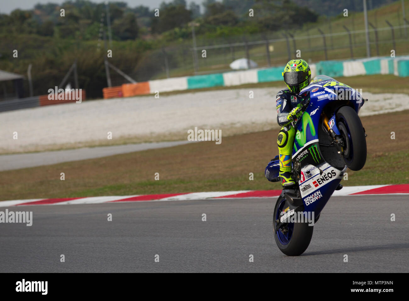 Neuf fois Champion du monde Valentino Rossi à califourchon sur sa Yamaha M1 Movistar vélo à l'usine d'hiver officiels MotoGP test à Sepang Circuit en Malaisie. Banque D'Images