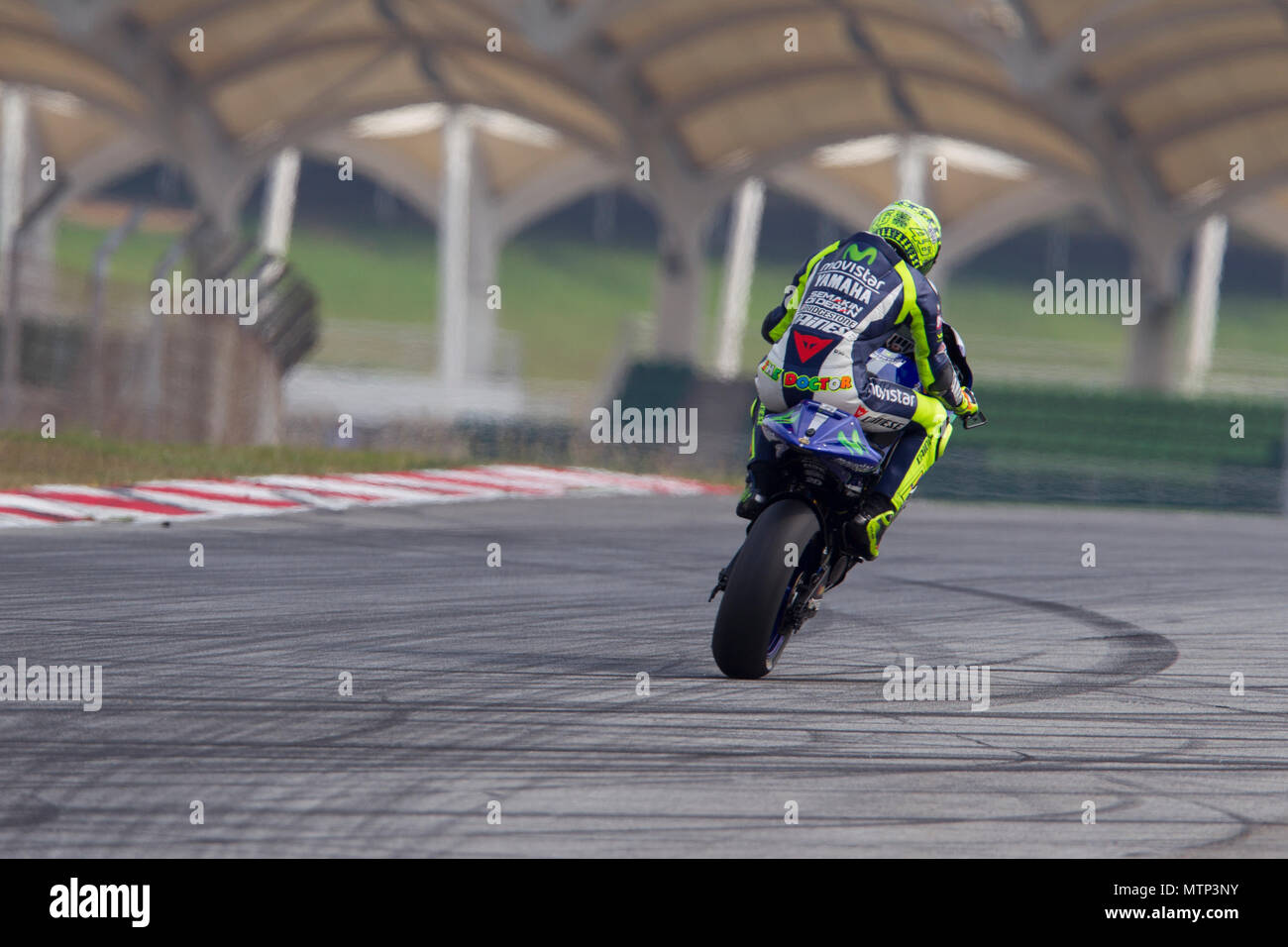 Neuf fois Champion du monde Valentino Rossi à califourchon sur sa Yamaha M1 Movistar vélo à l'usine d'hiver officiels MotoGP test à Sepang Circuit en Malaisie. Banque D'Images