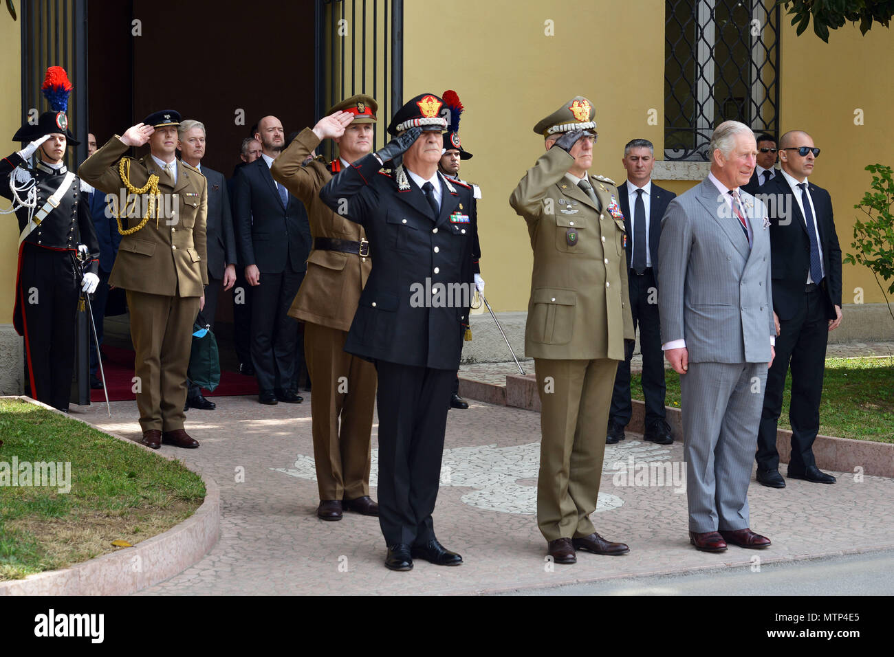 Son Altesse Royale, le Prince Charles, prince de Galles (à droite), le général Claudio Graziano, chef d'état-major de l'Armée Italienne (centre) et le Général Tullio Del Sette, Commandant général des carabiniers italiens (à gauche), rendre salue pendant le jouant des hymnes nationaux lors de la visite au Centre d'excellence pour les unités de police de stabilité (COESPU) Vicenza, Italie, le 1 avril 2017. (U.S. Photo de l'armée par Visual Spécialiste de l'information Paolo Bovo/libérés) Banque D'Images