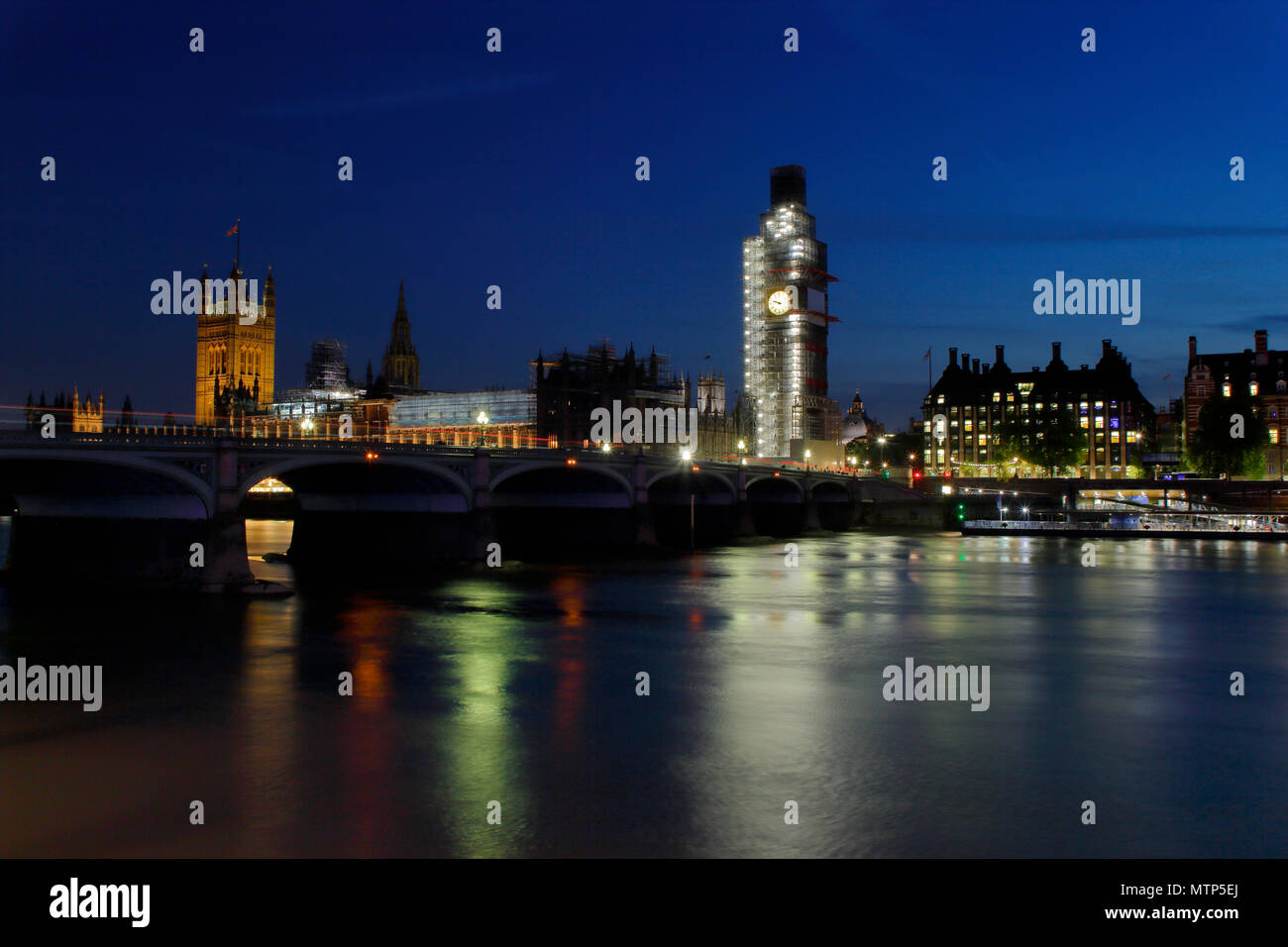 Big Ben, la tour de la Reine Elizabeth, le Parlement, le pont de Westminster et de la Tamise de nuit. Le Parlement est sous le couvercle de plastique et d'un échafaudage Banque D'Images