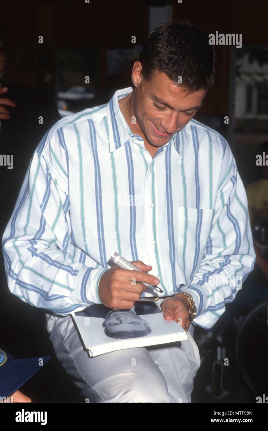 MALIBU, CA - le 28 juin : l'Acteur Jean-Claude Van Damme assiste à la Dystrophie Musculaire Summer Camp le 28 juin 1991 à Malibu, en Californie. Photo de Barry King/Alamy Stock Photo Banque D'Images