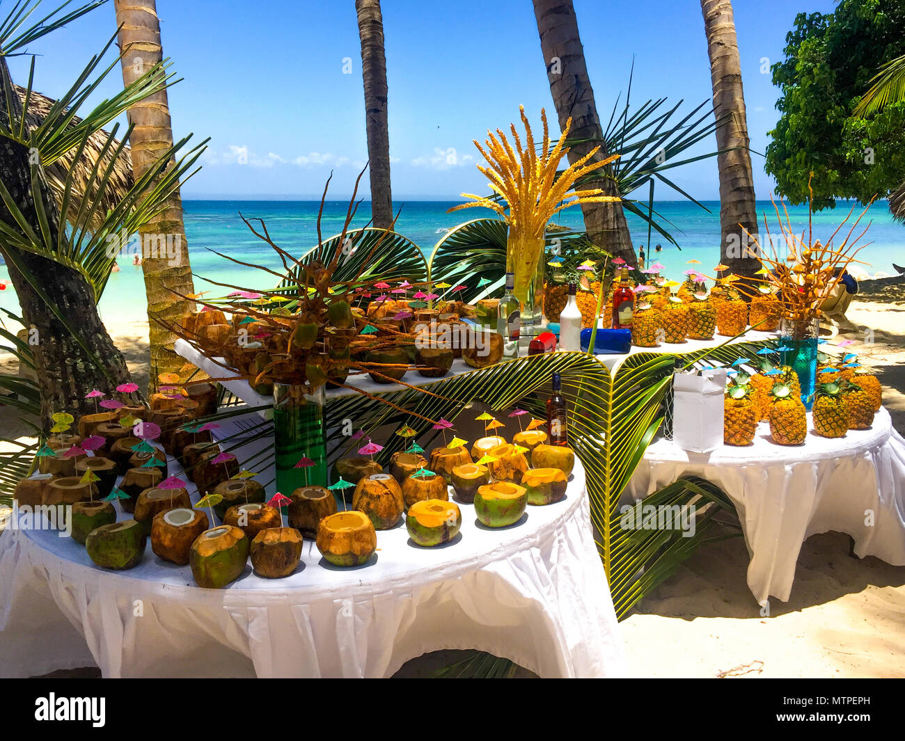 Caribbean Beach bar avec des cocktails, ciel bleu, les palmiers et l'eau turquoise Banque D'Images