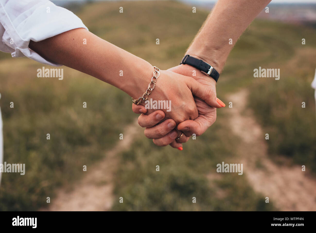 Close up shot of couple holding hands Banque D'Images