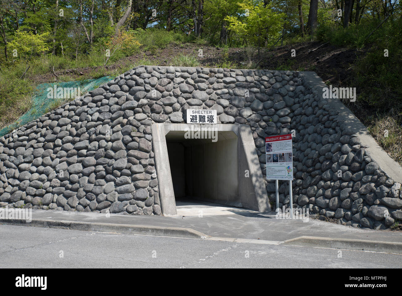 Les randonneurs plan de marche fort à Takachiho-gawara visitor centre, ci-dessous Mt. Volcan Takachiho dans Kirishima-Yaku National Park Banque D'Images