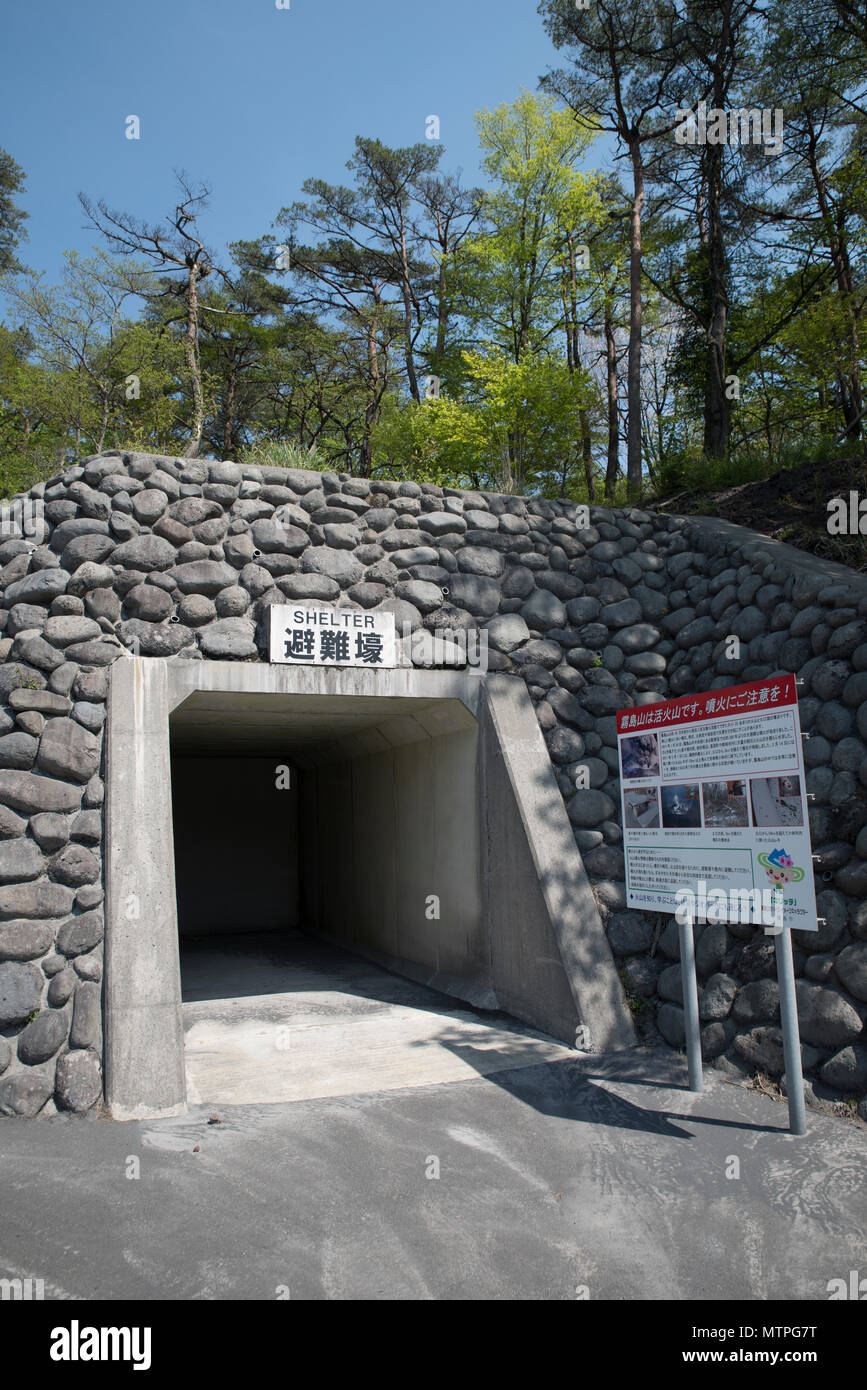 Les randonneurs plan de marche fort à Takachiho-gawara visitor centre, ci-dessous Mt. Volcan Takachiho dans Kirishima-Yaku National Park Banque D'Images