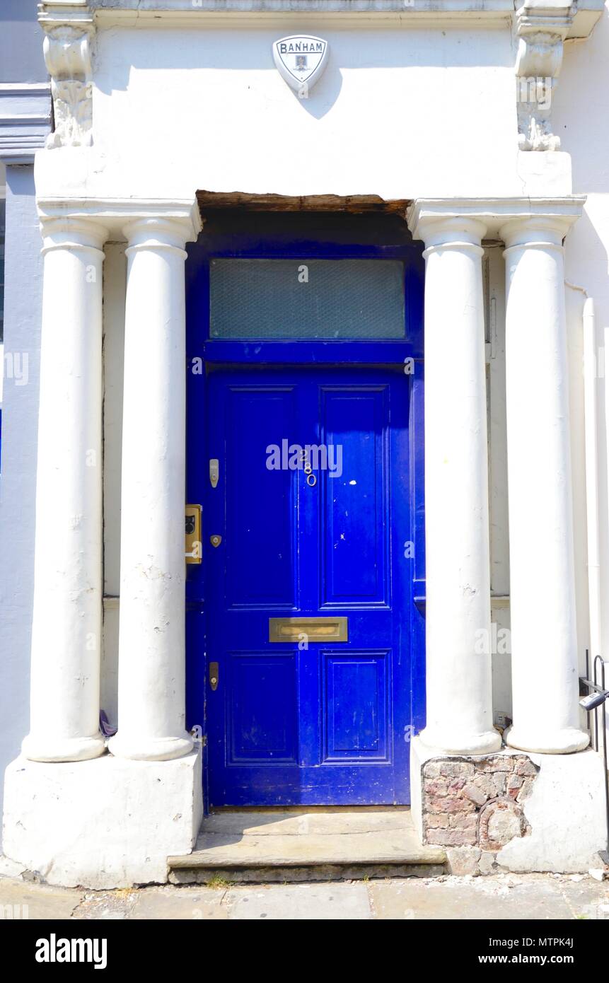 La porte bleue rendu célèbre dans le film Notting Hill avec des Subvention, Westbourne Park Road, Notting Hill, Londres, Angleterre Banque D'Images