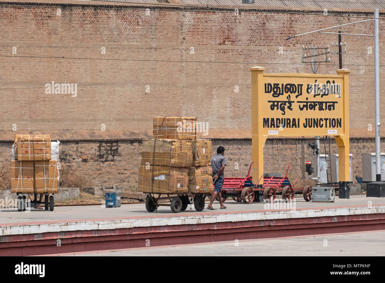 Madurai, Inde - le 10 mars 2018 : employé des chemins de la manutention de la cargaison au siège de la division la plus importante dans le sud de l'Indian Railway colony Banque D'Images