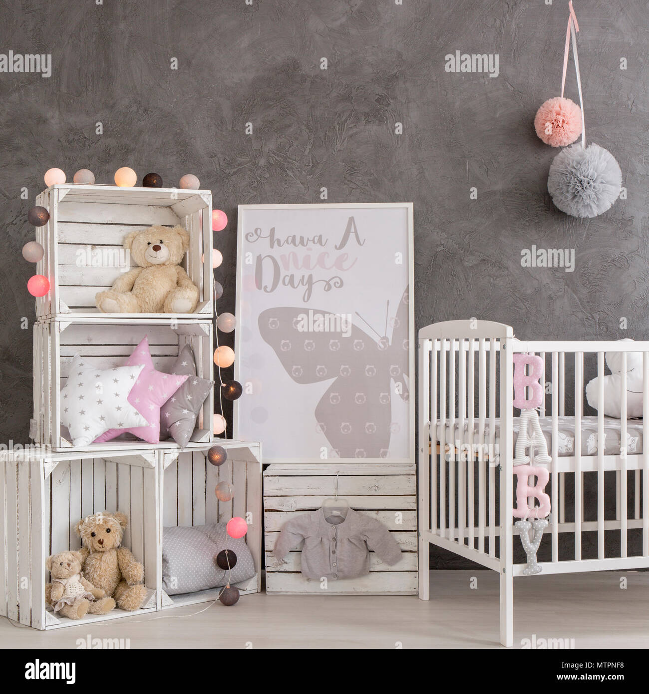 Tourne D Une Chambre Bebe Gris Avec Un Lit Les Boites Et Les Nounours Photo Stock Alamy
