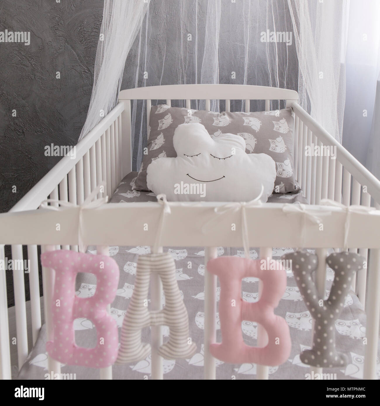 Tire D Un Lit A Baldaquin Avec Un Oreiller De Nuage Dans Une Chambre Bebe Fille Moderne Photo Stock Alamy Tire D Un Lit A Baldaquin Avec Un Oreiller De Nuage Dans Une Chambre Bebe Fille Moderne Photo Stock Alamy