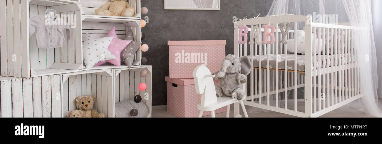 Nouvelle Chambre Bebe Avec Lit Bebe Blanc Etagere En Bois Details Decoratifs Boites Et Photo Stock Alamy