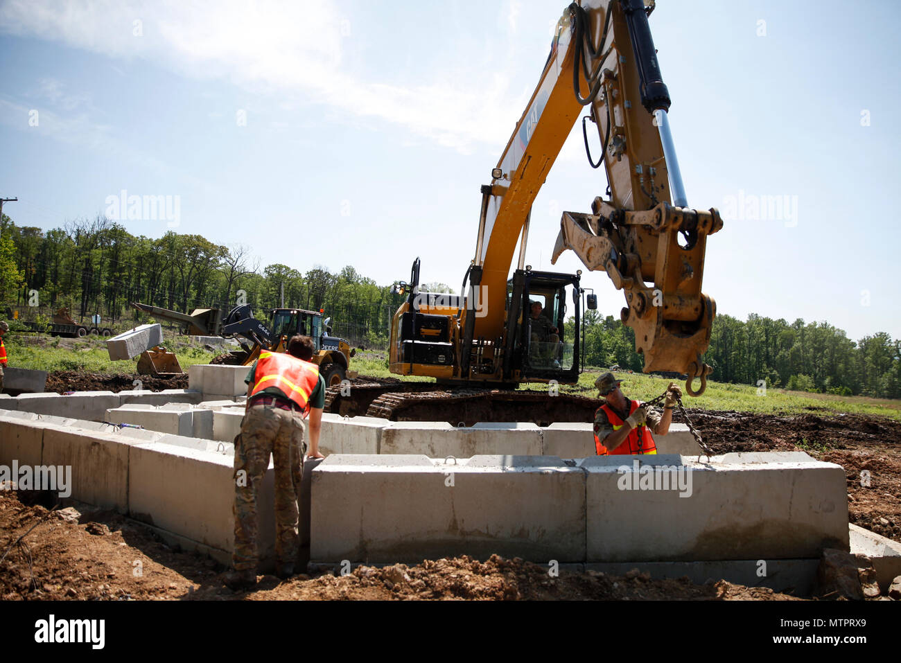 Les Marines américains avec le 6e Bataillon de soutien du génie, 4e Groupe Logistique, maritime et du commando britannique avec 131 Escadron Commando des Royal Engineers, l'armée britannique, la construction d'un bunker sur un chantier au cours de l'exercice Red Dagger à Fort Indiantown Gap, en Pennsylvanie, le 21 mai 2018. L'exercice Red poignard est un exercice d'entraînement bilatéral qui donne l'occasion d'échanger des Marines tactiques, techniques et procédures ainsi qu'établir des relations de travail avec leurs homologues britanniques. (U.S. Marine Corps photo par le Sgt. Melanie Wolf/libérés) Banque D'Images