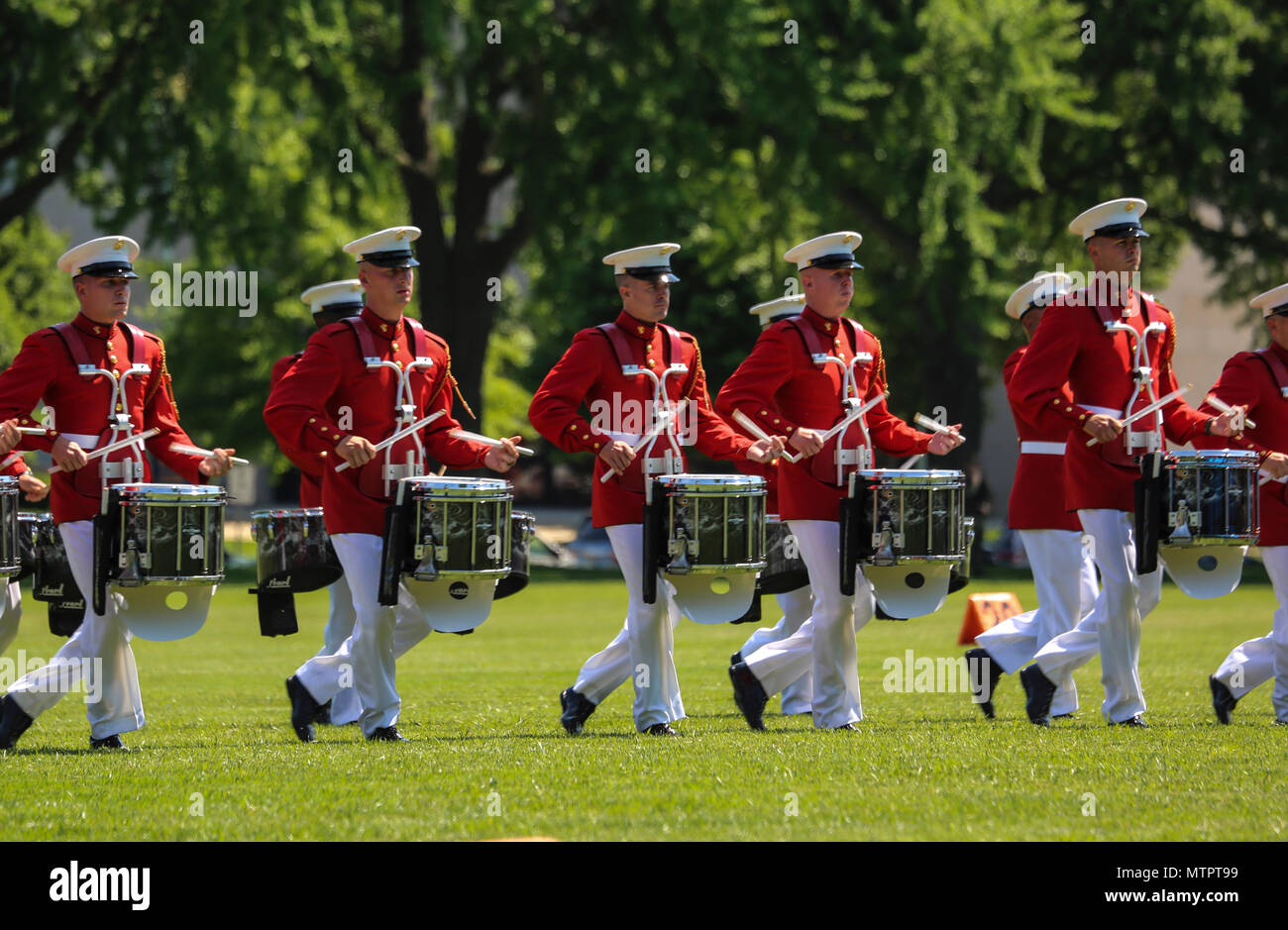 Le tambour avec la ligne "propre" du Commandant de la Marine américaine Drum & Bugle Corps dirige leur "music in motion" au cours d'une séquence de bataille cérémonie couleur comme une partie de l'académie navale des États-Unis la semaine de mise en service à l'USNA, Annapolis, MD, le 21 mai 2018. Les parents, les membres de la famille et les invités de la première classe aspirants ont été invités à assister à une série d'événements, y compris la BCD, en l'honneur des diplômés. Marine Corps officiel (photo par le Cpl. Damon Mclean/libérés) Banque D'Images