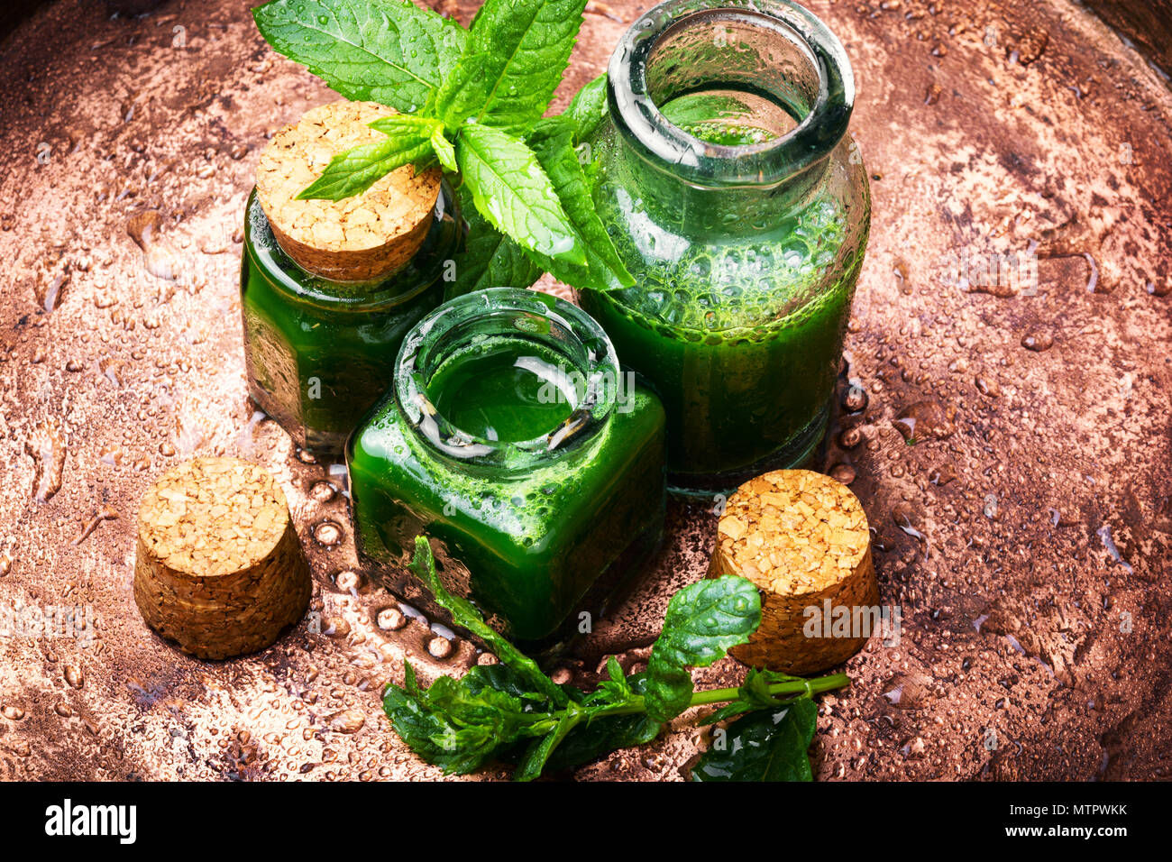 L'huile essentielle de menthe dans une bouteille de verre.Les plantes médicinales Banque D'Images